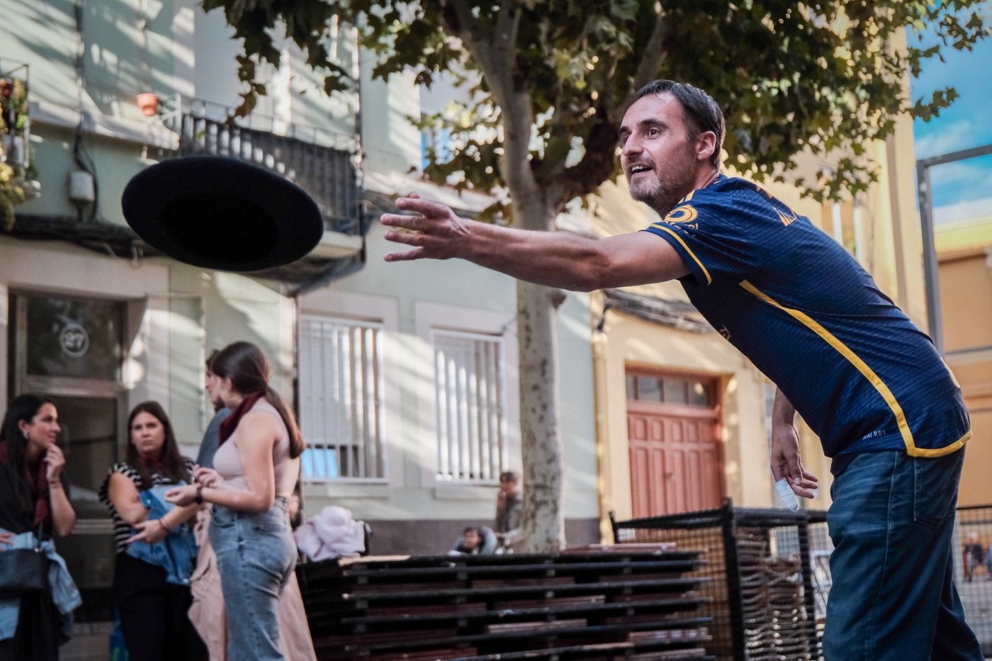 Boinas voladoras en el concurso organizado por la Peña Los Brincos en Ateneo Riojano.