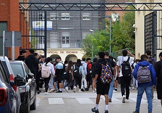 Entrada del alumnado de los IES Quintiliano y Valle del Cidacos de Calahorra a sus respectivos centros, ayer, después del recreo.