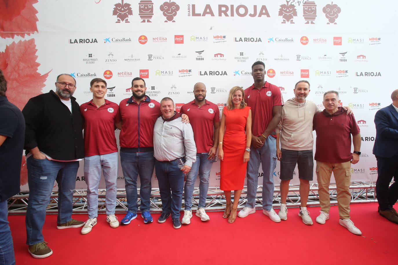 El contingente del Ciudad de Logroño de balonmano –Álvaro Preciado, Javi García, Ángel Rivero, Abdoula Modi y Miguel Ángel Velasco– junto a Luis Cámara, Martín Schmitt y Eloy Madorrán, redactores de Deportes de DIARIO LA RIOJA y Estrella Domínguez, de Nueva Rioja.