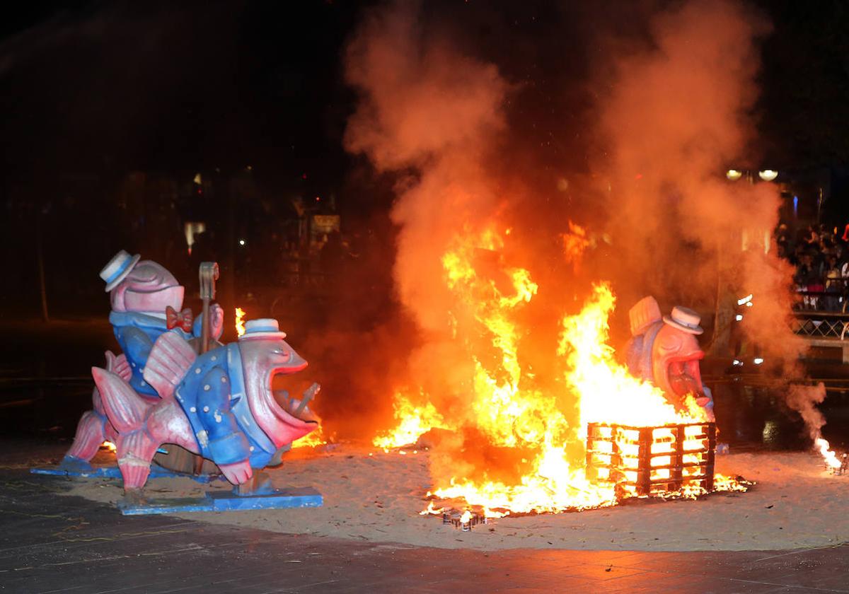 Las llamas se apagan, pero los actos continúan