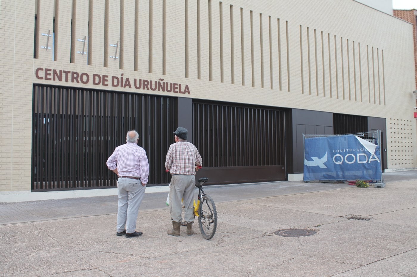 Dos vecinos cigüeñeros observan el recién terminado edificio.