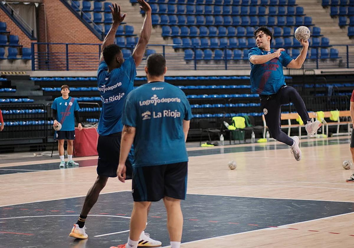 Oriol Zarzuela se eleva para lanzar a portería en un entrenamiento del Ciudad de Logroño.
