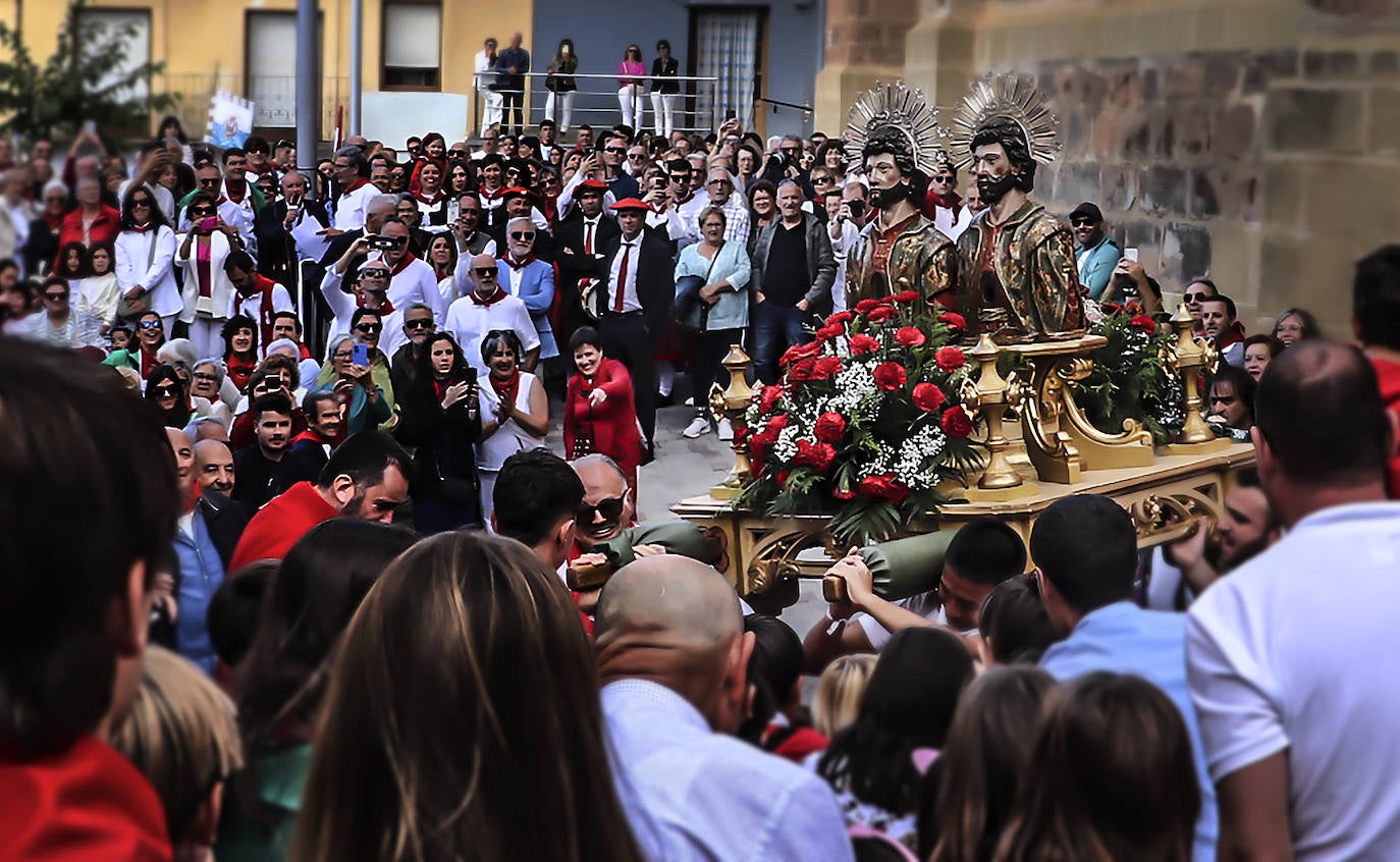 Arnedanos y navarros celebran la procesión del Robo de los Santos