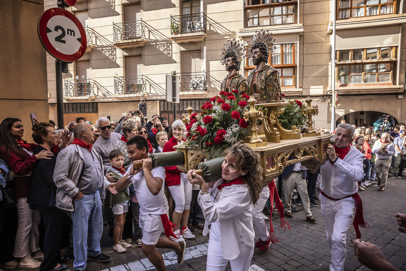 Arnedanos y navarros celebran la procesión del Robo de los Santos