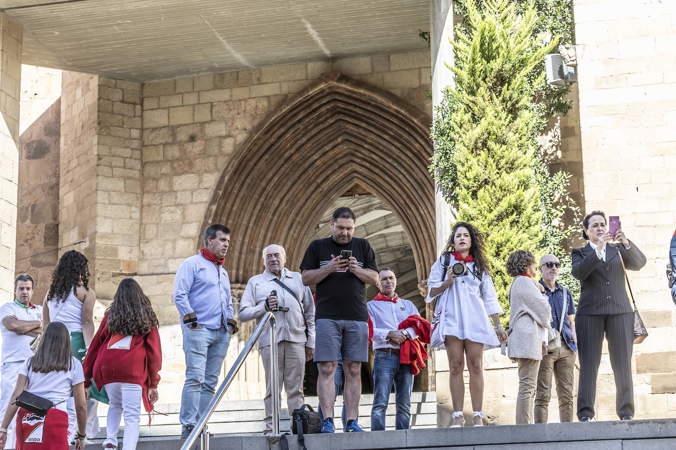 Arnedanos y navarros celebran la procesión del Robo de los Santos