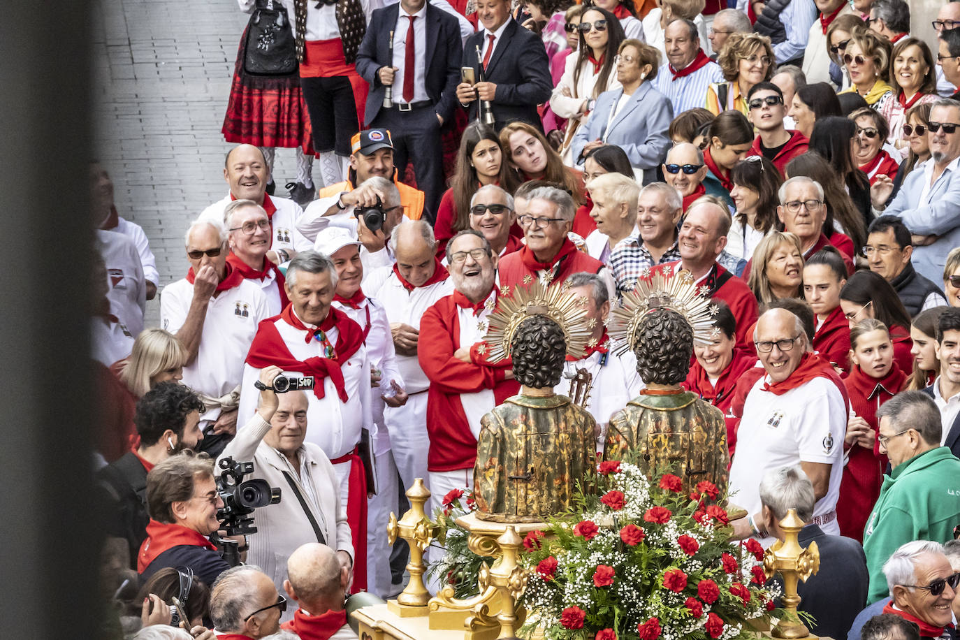 Arnedanos y navarros celebran la procesión del Robo de los Santos