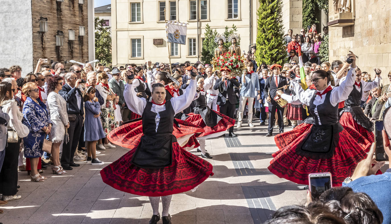 Arnedanos y navarros celebran la procesión del Robo de los Santos