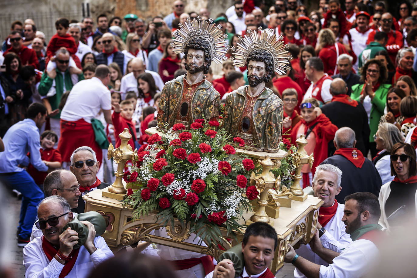 Arnedanos y navarros celebran la procesión del Robo de los Santos