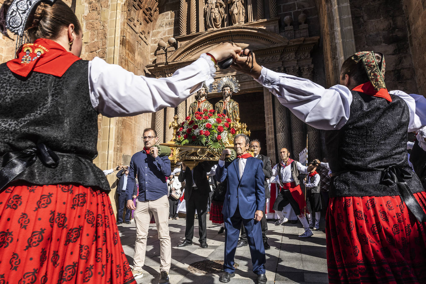 Arnedanos y navarros celebran la procesión del Robo de los Santos