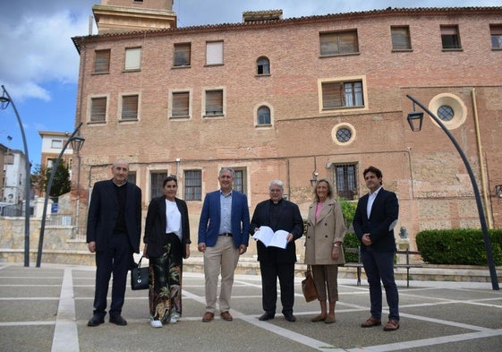 Vicente Robredo, Reyes Zapata, José Luis Pérez Pastor, Javier Fernández , Mónica Arceiz y Roberto Iturriaga, delante de la fachada de la iglesia en la que se va a intervenir.