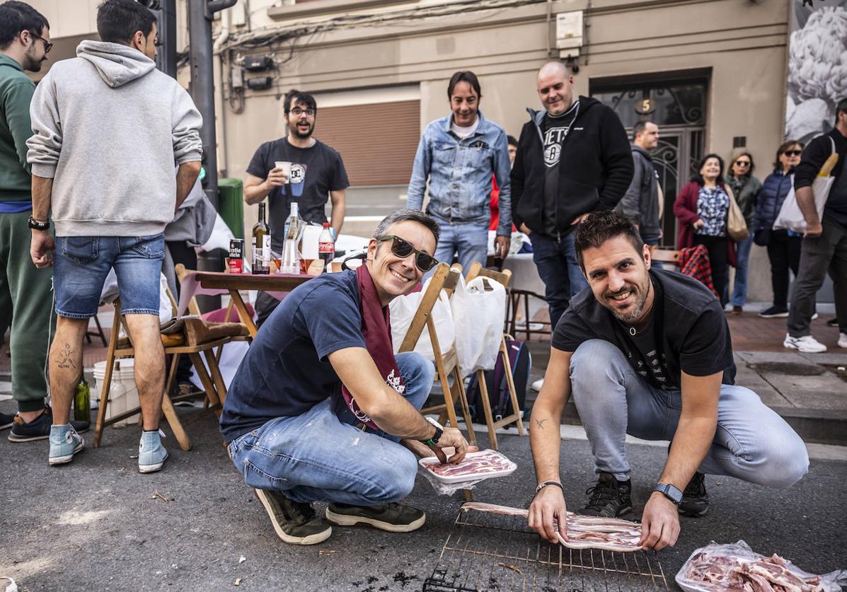 Una de las cuadrillas prepara la carne, antes de ponerla al fuego.