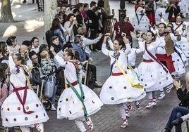 Componentes de Contradanza bailan en El Espolón.