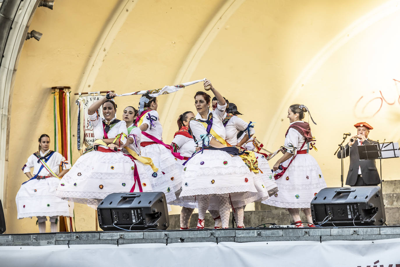 Tarde de bailes con Contradanza en El Espolón