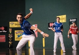 Zabala se prepara para golpear la pelota.