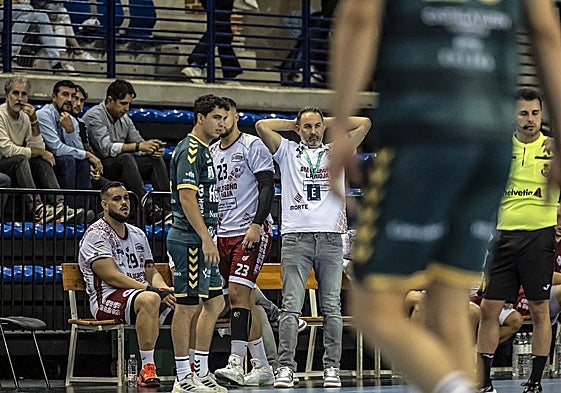 Miguel Velasco observa el partido con preocupación.