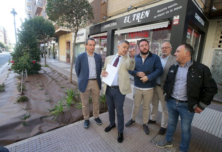 Visita a las aceras recrecidas y zonas verdes ganadas entre Autonomía de La Rioja y Albia de Castro.