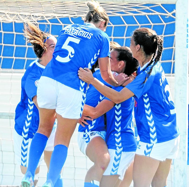 Las jugadoras del AEM celebran uno de sus tres goles ante el DUX.