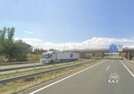 Puente sobre la autopista AP-68.