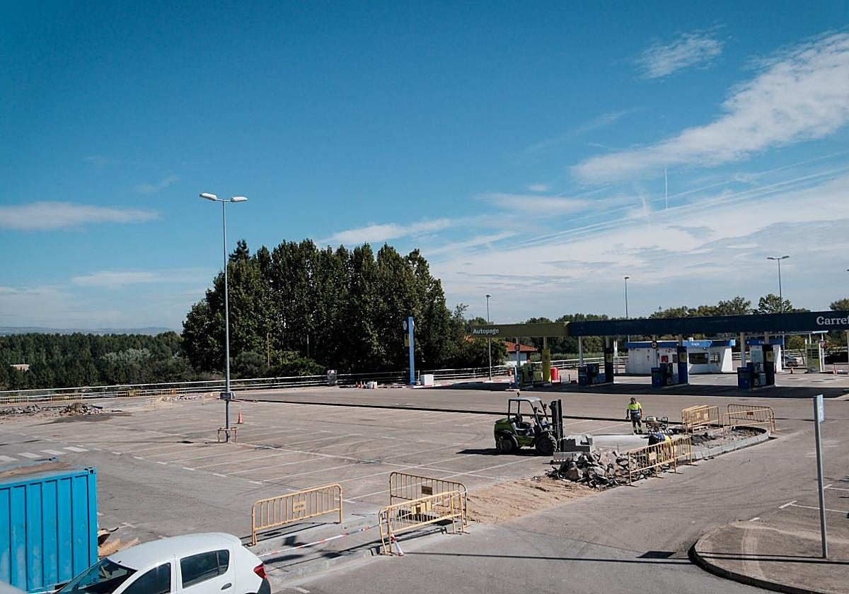 Primeras actuaciones en el espacio que se dedicará a aparcamiento de autocaravanas junto a la gasolinera del centro comercial.
