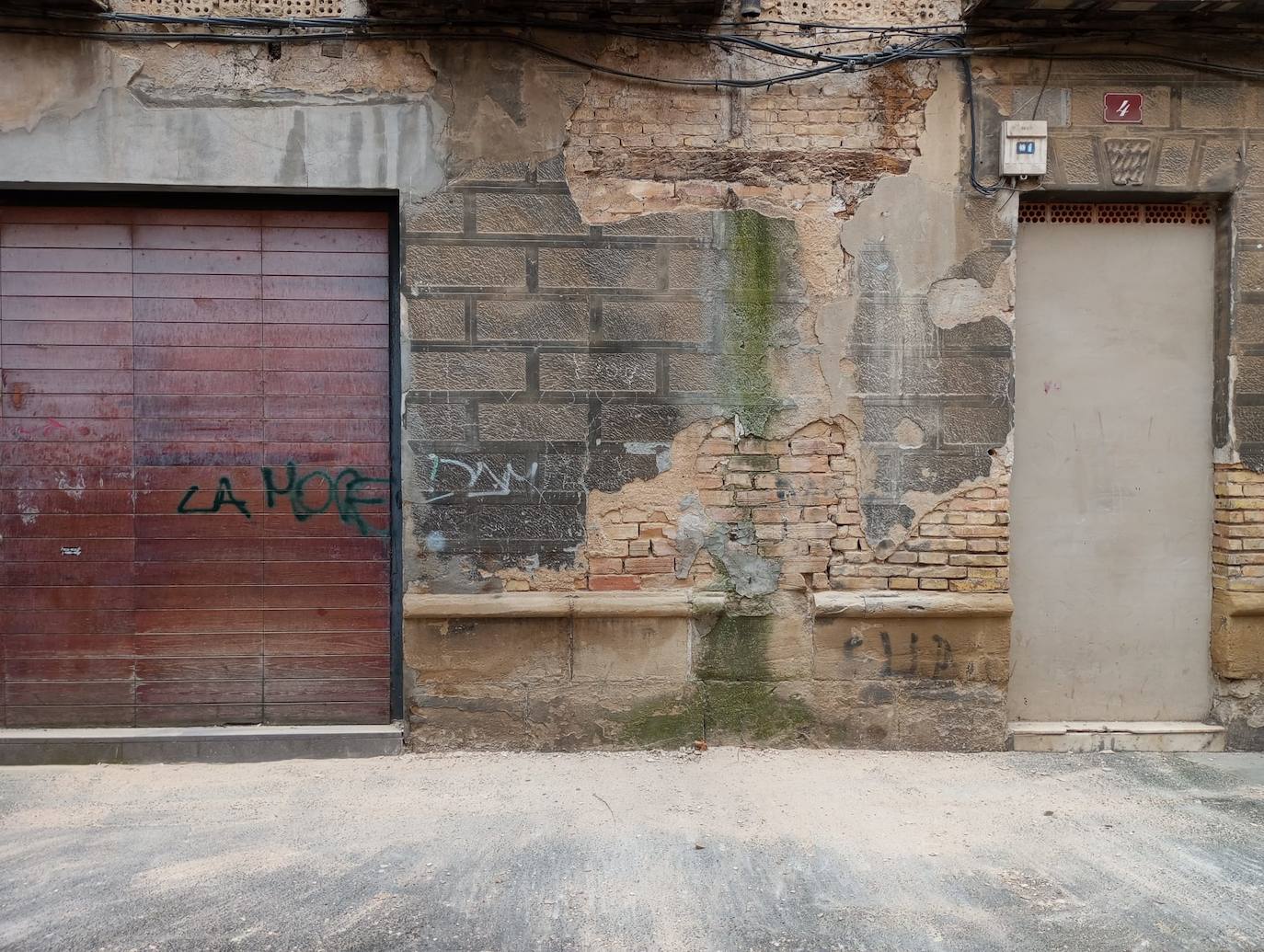 Imagen secundaria 1 - El centenario y ruinoso edificio tras la «revisión y saneamiento» de su fachada.