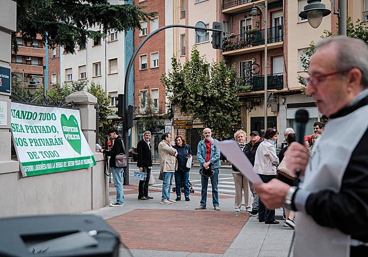 Concentración de la Plataforma Logroñesa para la Defensa de las Pensiones Públicas, en la Consejería de Servicios Sociales.
