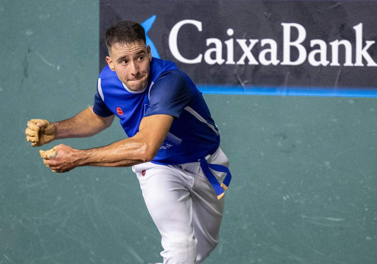 Darío Gómez remata la pelota con su izquierda durante el partido que jugó en San Mateo.