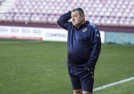 Carlos Pouso, pensativo en el partido del domingo