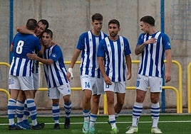 Varios jugadores del Náxara se abrazan con Orodea, el máximo goleador del equipo.