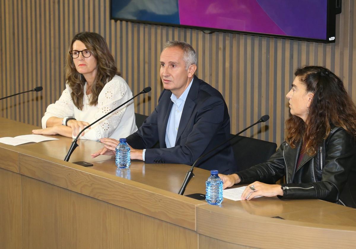 Lola Zuazo, Carlos Prieto y Mónica Yoldi, en la presentación de la jornada.