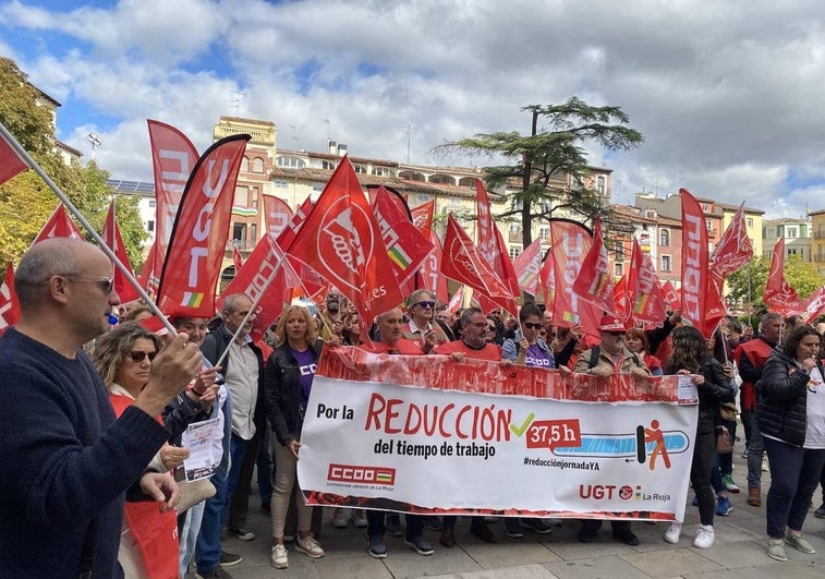 Concentración de UGT y CC OO en la plaza del Mercado.