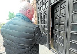 Daños causados el martes por la noche en la puerta principal del santuario al ser forzada para entrar.