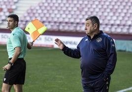 Carlos Pouso da una instrucción durante el partido ante el Barbastro.