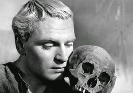 Laurence Olivier y Yorick, en la versión cinematográfica de 'Hamlet' (1948).