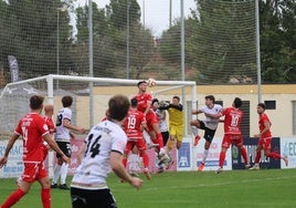 En propia puerta. El central aragonés Adán peinó hacia atrás el saque de esquina que botó Sota para celebrar el primer gol alfareño.