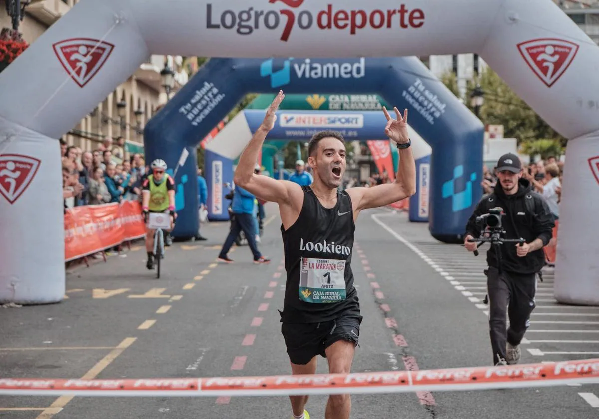 Aritz Arazuri cruza la meta como ganador de la X Maratón Ciudad de Logroño.