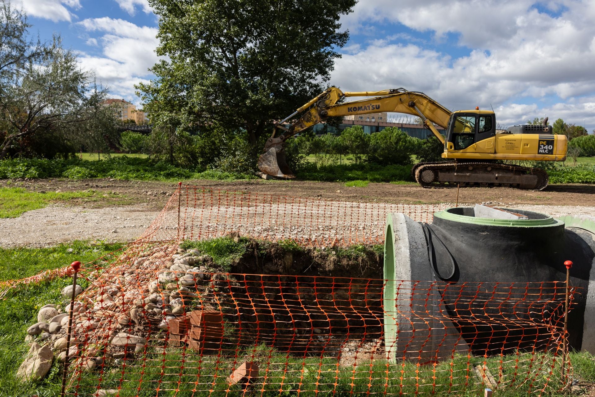 Las obras del emisario del Bajo Iregua, la semana pasada, por el parque del Iregua con La Fombera al fondo.