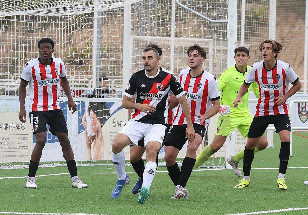 Rubén Pérez espera a rematar el córner rodeado de rivales.