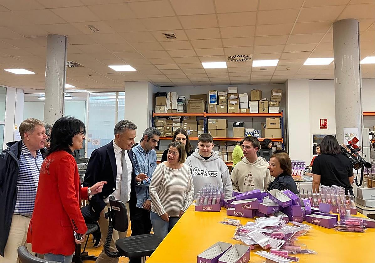 Visita del alcalde y otros responsables municipales a la sede de la asociación en Luis de Ulloa.