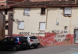 Pintadas aparecidas en la casa registrada por la Guardia Civil.