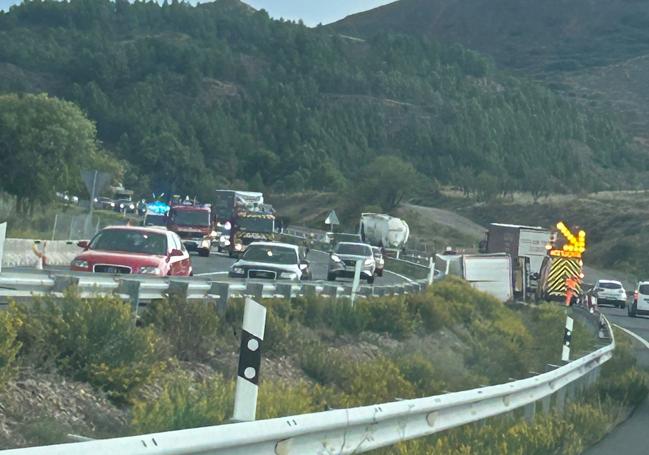 Los conductores circulan con normalidad en la vía ya que el camión se encuentra en la mediana.