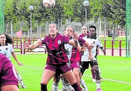 Sandra intenta peinar el balón