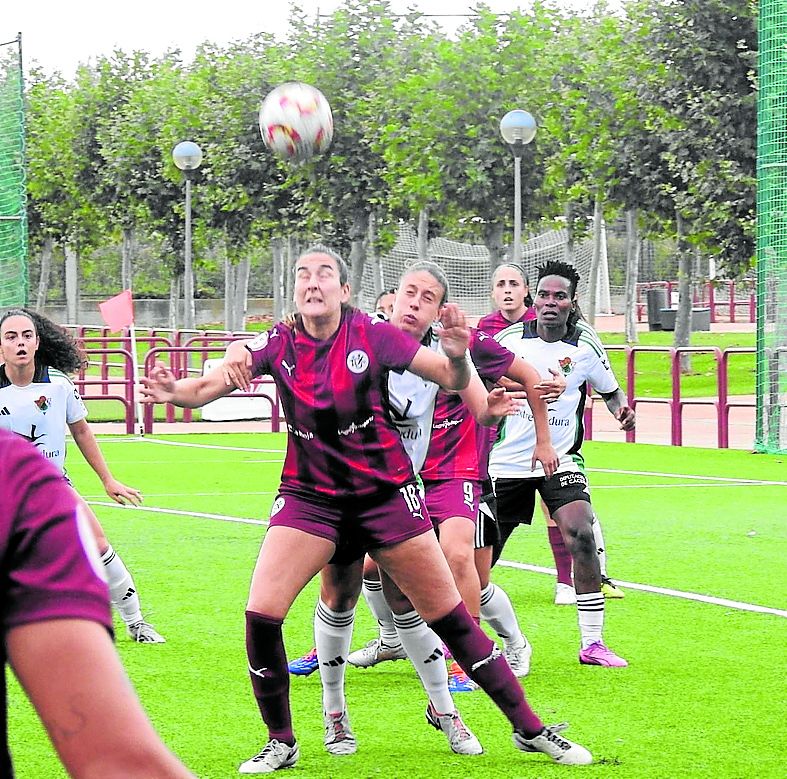 Sandra intenta peinar el balón