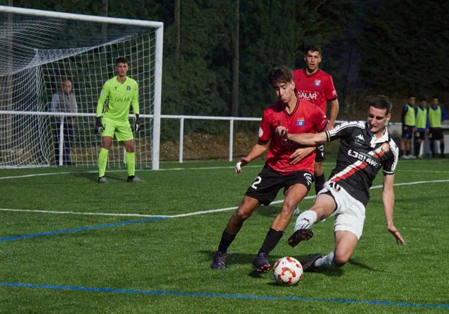 Álvaro García intenta hacerse con el balón dentro del área del Subiza.