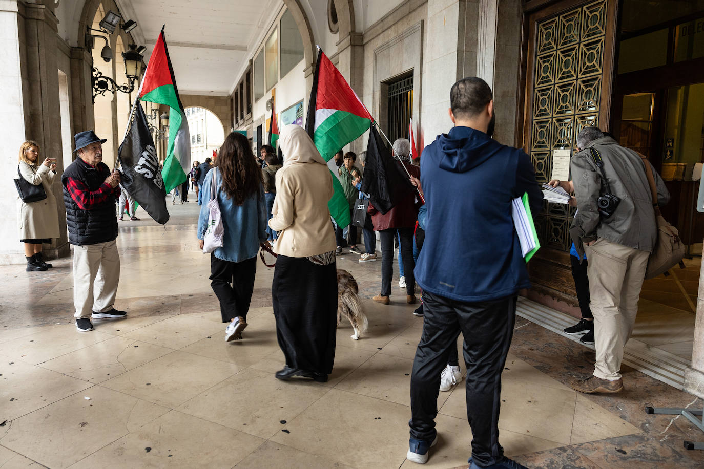 &#039;Performance&#039; de Acampada por Palestina frente a la Delegación de Gobierno