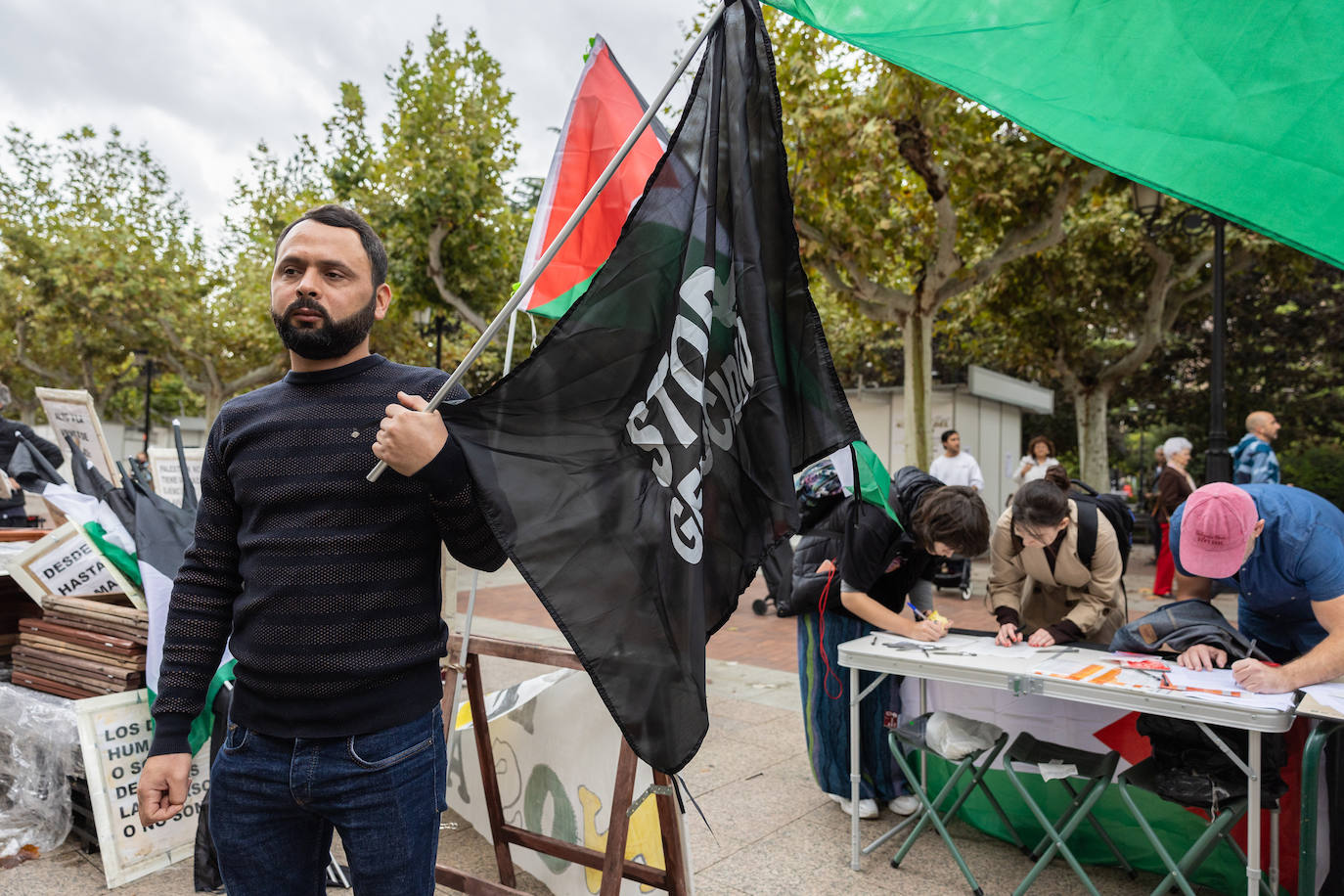 &#039;Performance&#039; de Acampada por Palestina frente a la Delegación de Gobierno