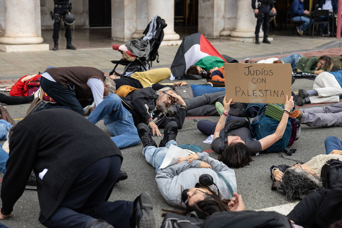 &#039;Performance&#039; de Acampada por Palestina frente a la Delegación de Gobierno