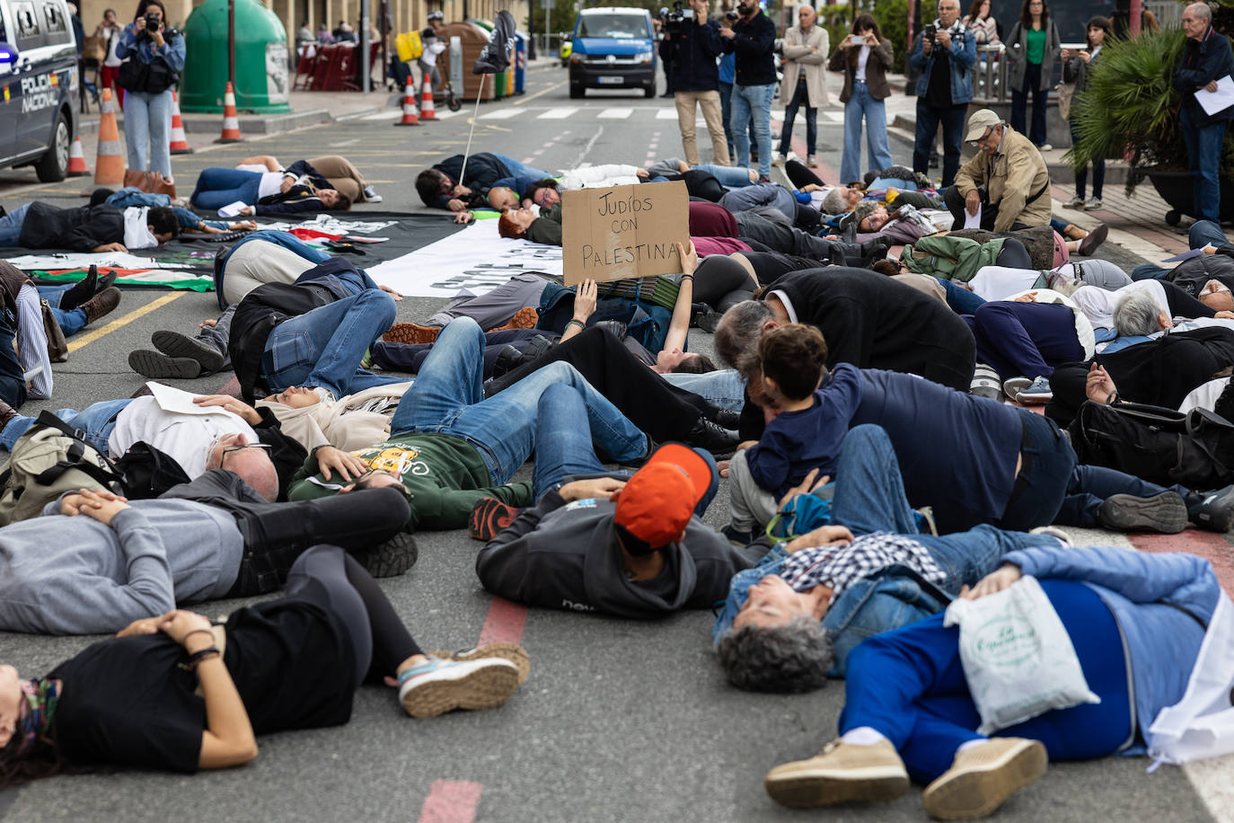 &#039;Performance&#039; de Acampada por Palestina frente a la Delegación de Gobierno