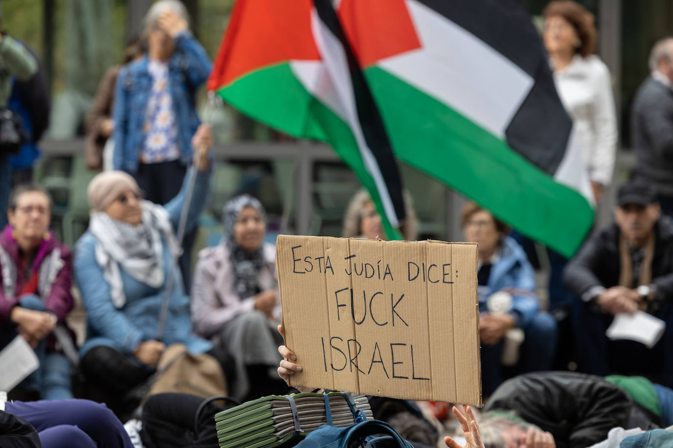 &#039;Performance&#039; de Acampada por Palestina frente a la Delegación de Gobierno