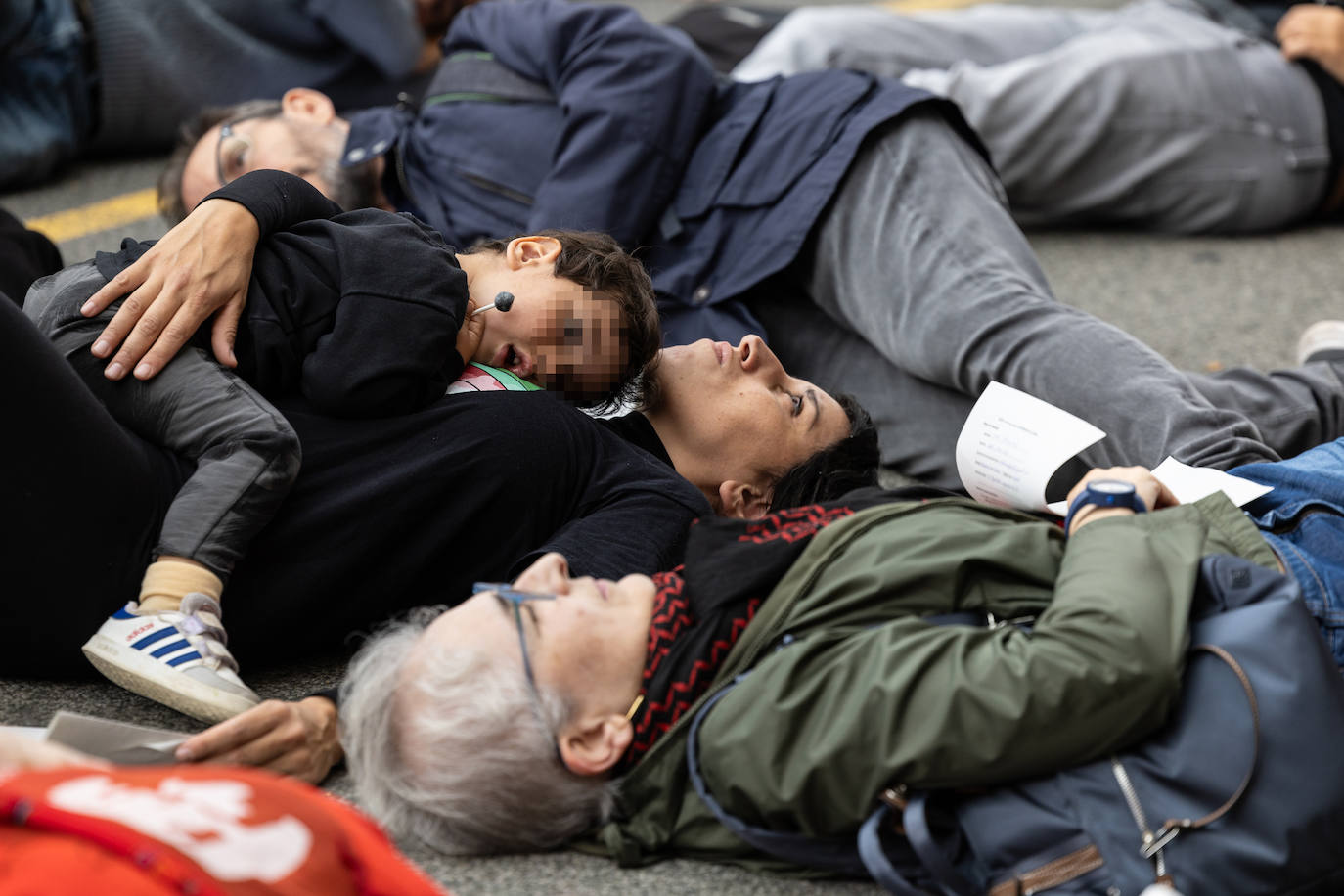 &#039;Performance&#039; de Acampada por Palestina frente a la Delegación de Gobierno