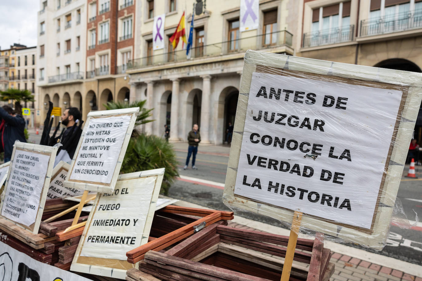 &#039;Performance&#039; de Acampada por Palestina frente a la Delegación de Gobierno